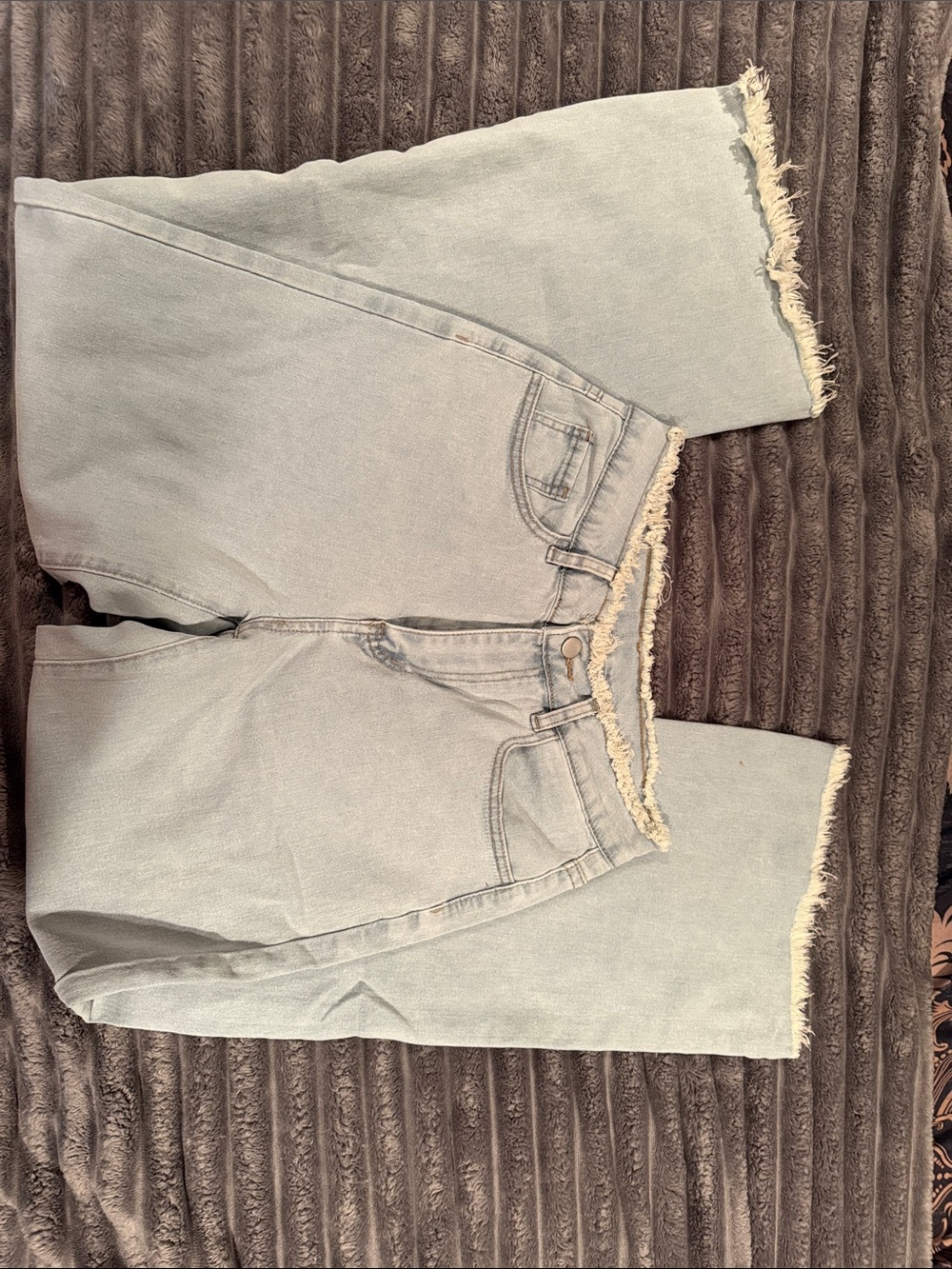 Women’s Light Wash Frayed Hem Jeans
